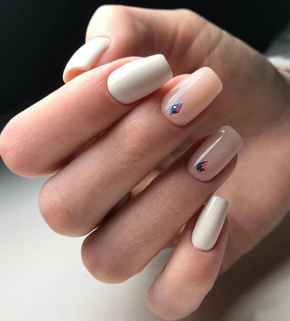 Нюдовый маникюр: фото дизайнов коротких и длинных ногтей в 2024 году для миндальной, овальной и квадратной формы