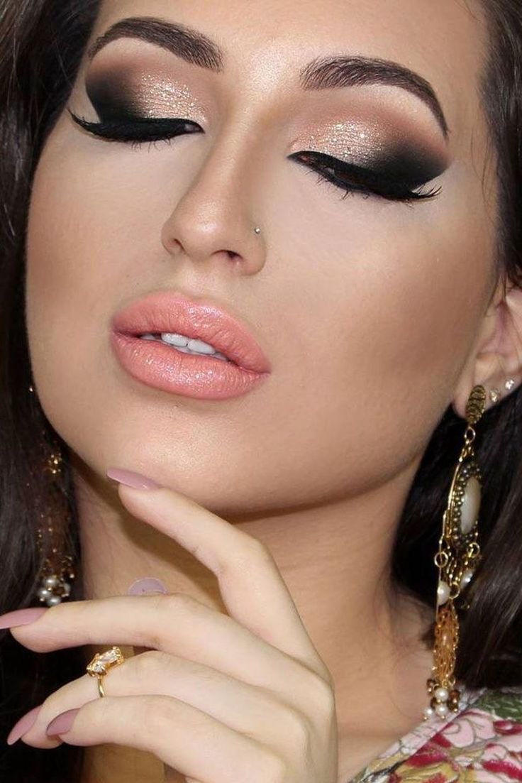 Макияж под красное платье: что советуют визажисты
