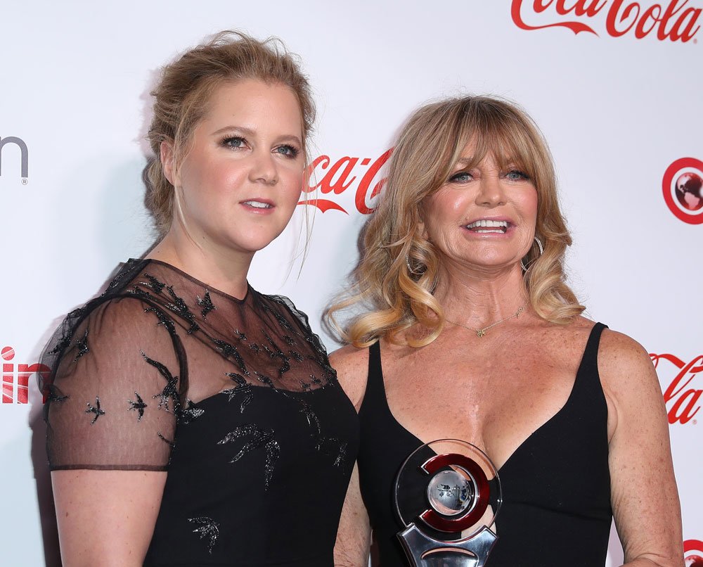 Exclusive: goldie hawn talks working with amy schumer on 'snatched,' remembers her first golden globe awards | entertainment tonight